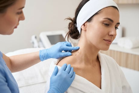Ärztin markiert den Trapezmuskel einer Patientin vor der Barbie Botox Behandlung