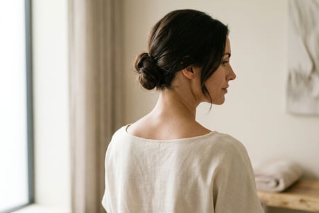 Frau mit eleganter langer Halslinie und schlanken Schultern nach Barbie Botox
